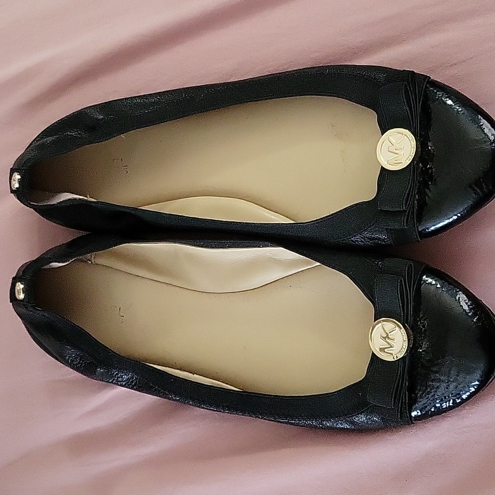 EUC MK Flats 9.5